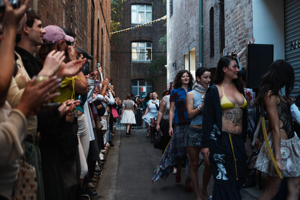 Alley Cat Finale, Kissing